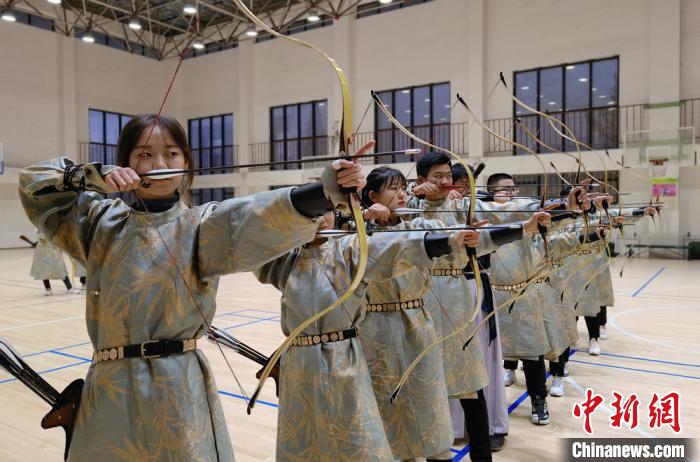 弯弓射箭 当回江湖大侠 这样的课你爱了吗 刘玉桃 挽弓 西北师范大学 新浪新闻