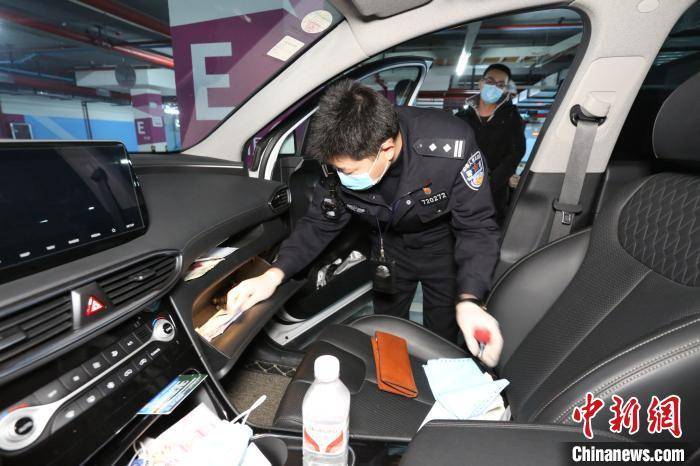 图为车辆搜查. 甘丽雅 摄