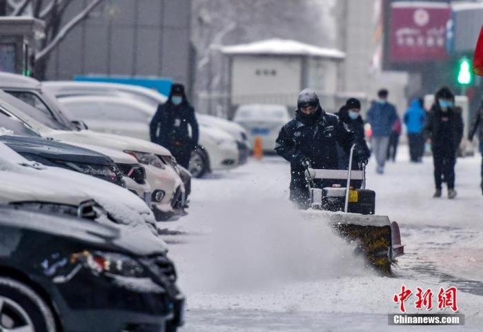 资料图：乌鲁木齐，工作人员用机械扫雪车清理积雪。 中新社记者 刘新 摄