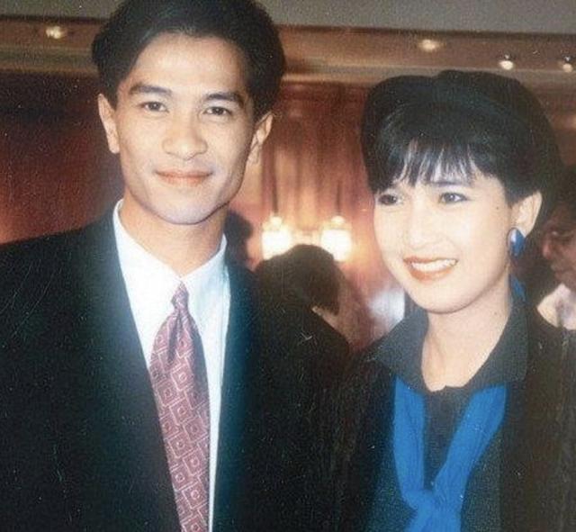 更戏剧的是一段是,蓝洁瑛和郑家成,两人的恋情只维持了两个月,还让她