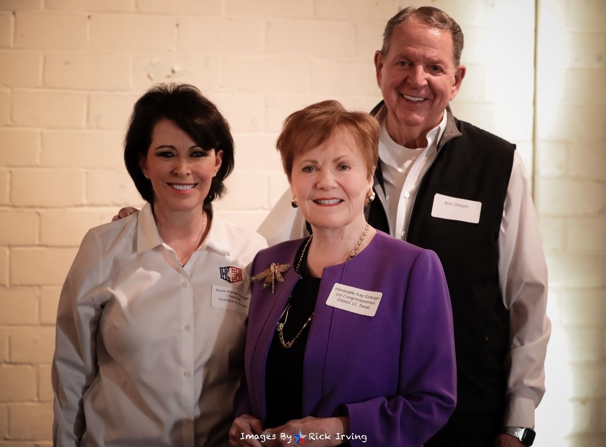 中间紫色衣服者为格兰杰个人推特图