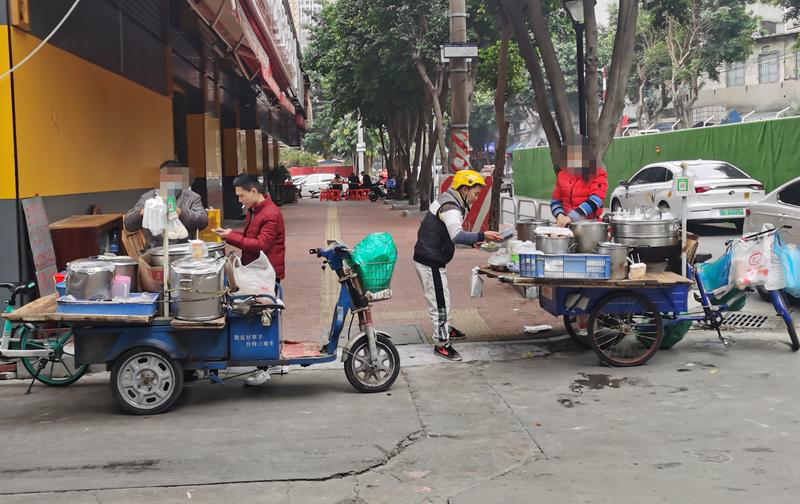 在禅城区九鼎商业广场旁的南北大道上,韦姨的三轮车"守"在一个工业园