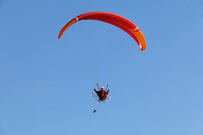 63秒丨特技飞行看济南钢城区滑翔伞飞行员创意表演尽享飞行乐趣