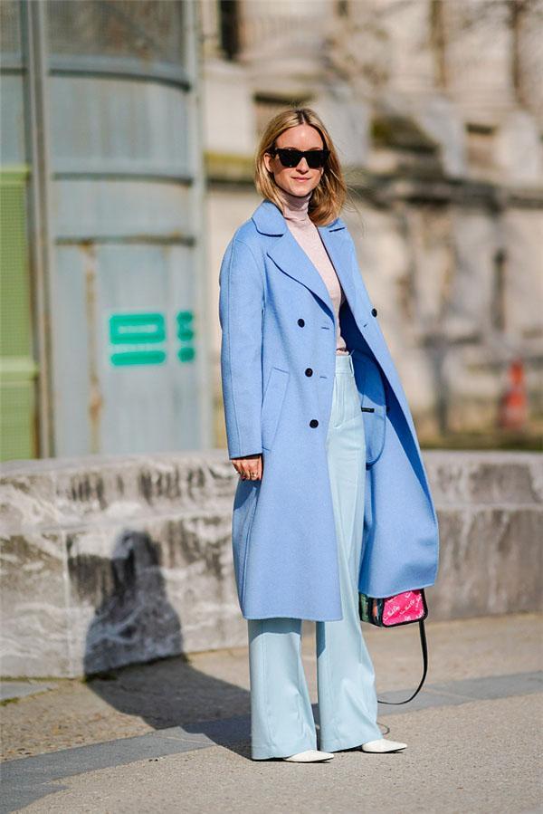 冬天选大衣别只挑黑白灰,试试这件蓝色大衣吧,清新减龄还显气质