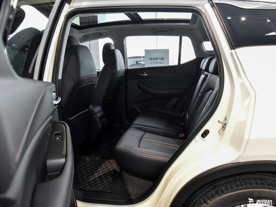 传祺gs4 2021款 270t 自动智联科技版的后排空间还算宽敞,头部和腿部