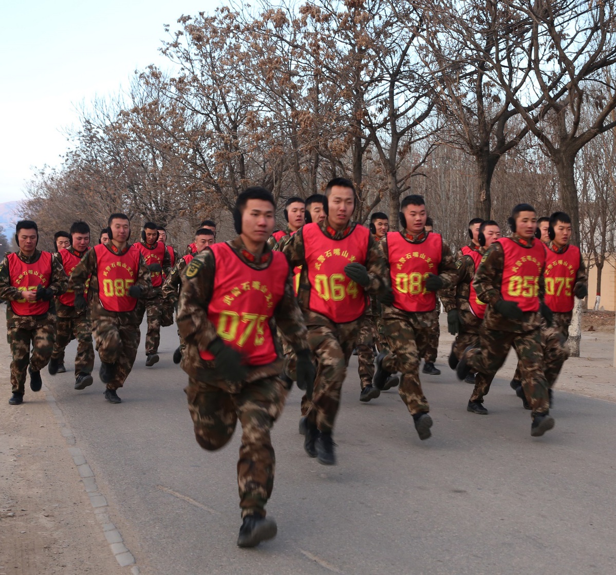 1月4日,武警宁夏总队石嘴山支队某综合训练场上,官兵整齐列队,精神
