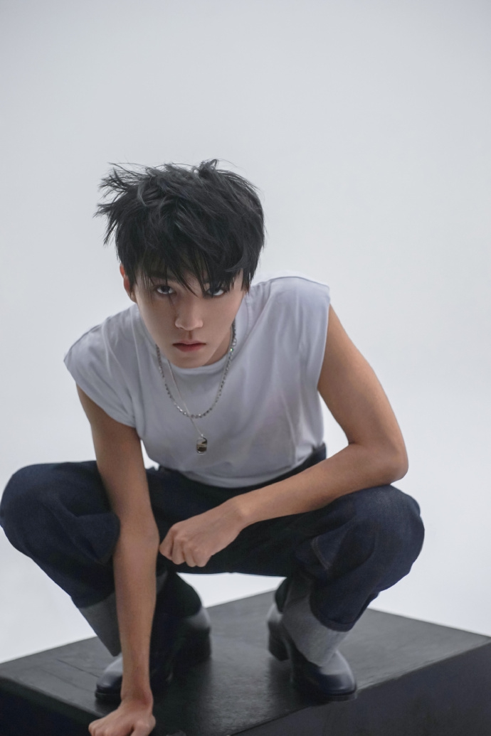 王俊凯身着砍袖t恤大秀性感手臂肌肉