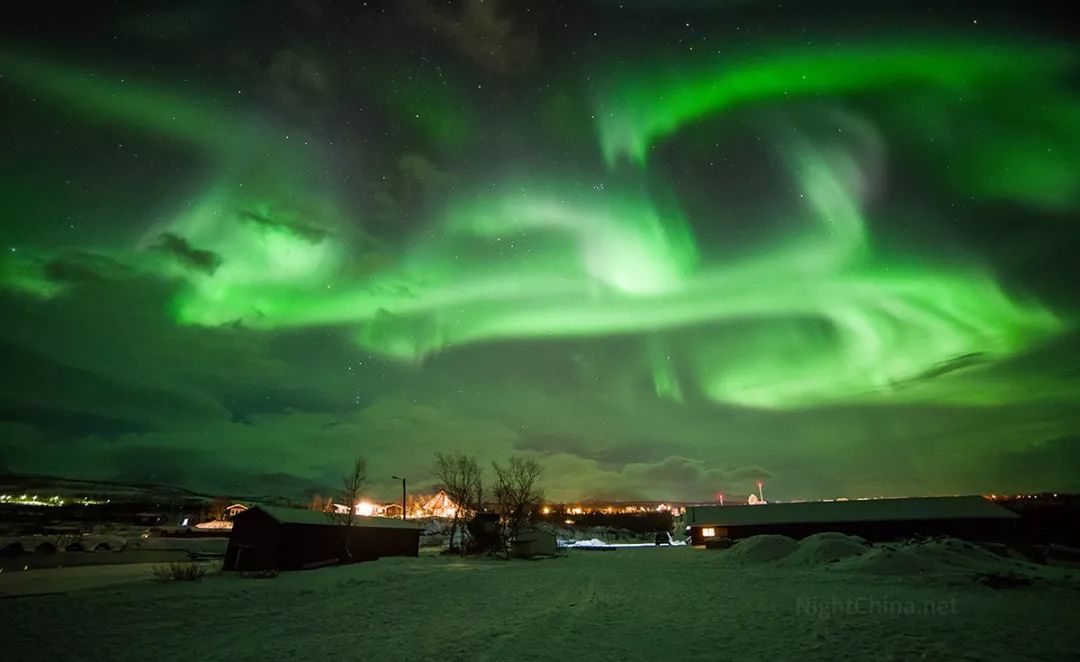 仰头对着每一颗流星许下相同的心愿夜空中国
