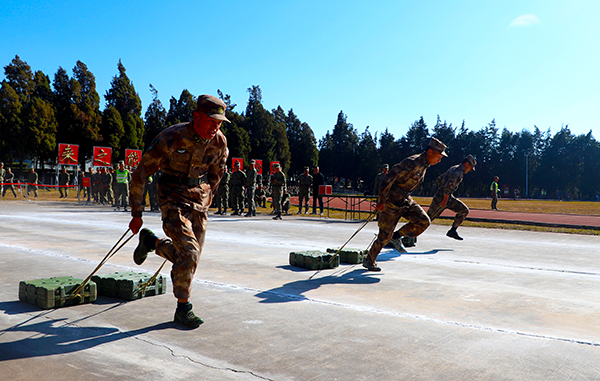 负重组合练习比赛奋勇争先.李家敏 摄