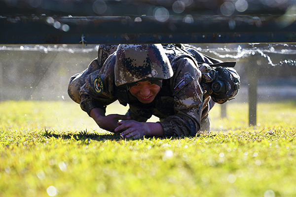 官兵们进行战术基础动作比赛.李家敏 摄