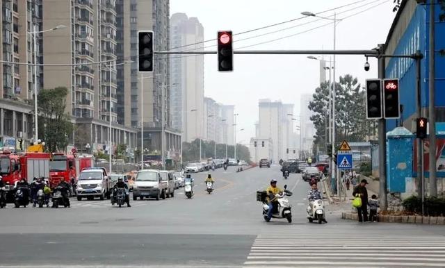 柳州市东环大道南段新开设一处信号灯