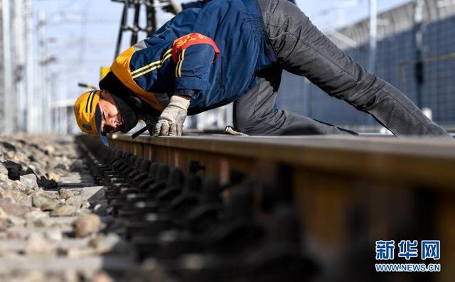 1月6日,中铁兰州局银川工务段职工进行铁轨测量作业.