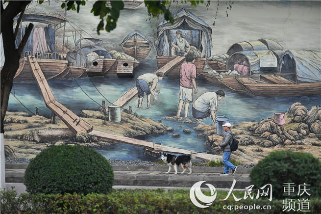 重庆南滨路大型壁画扮靓街头