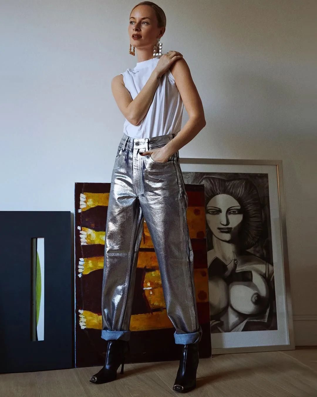 银漆质地的工装裤 简单的白色t恤,是穿银色裤装100分的搭配示范.