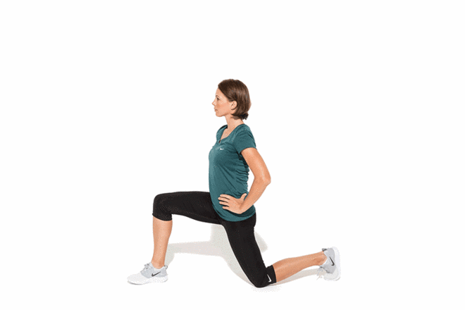 腘绳肌拉伸平躺下来,保证脊柱贴着地面——也就是说你的上半身不能离