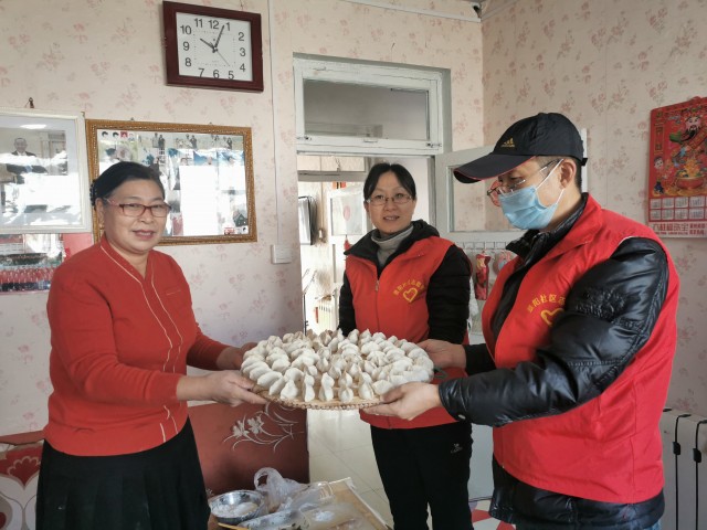 吃饺子啦!你擀,我包……永安路街道景阳社区心连心送温暖