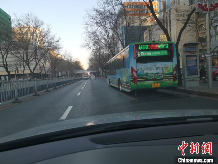 图为石家庄市中心地段车流稀少。 张帆 摄