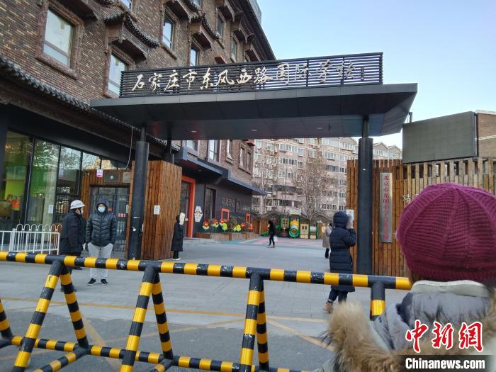 图为石家庄市东风西路国际学校门口等待接孩子的家长。 张帆 摄