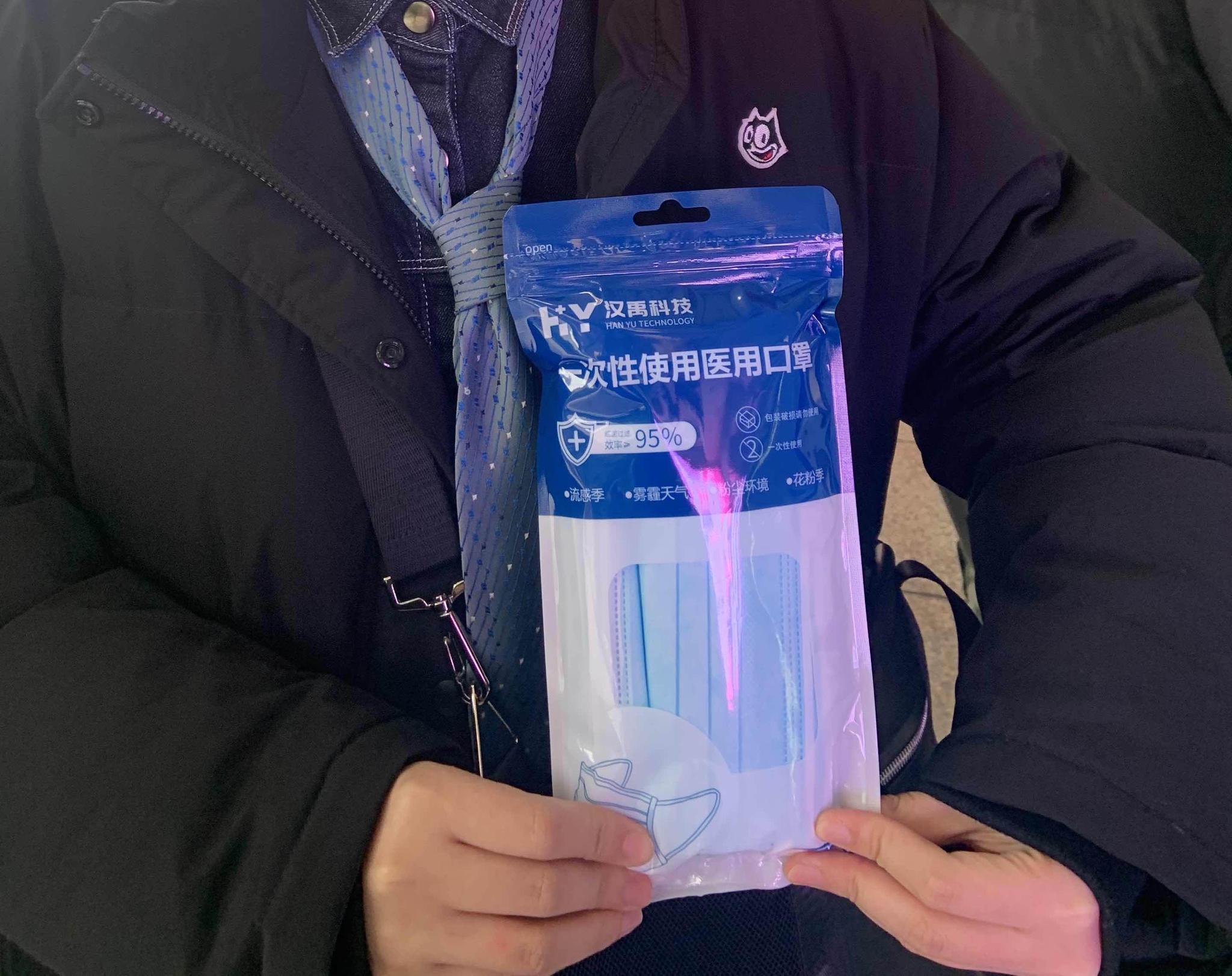 一款只卖口罩的自动售货机现身上海 有顾客说价格比网上略贵|上海_新浪财经_新浪网