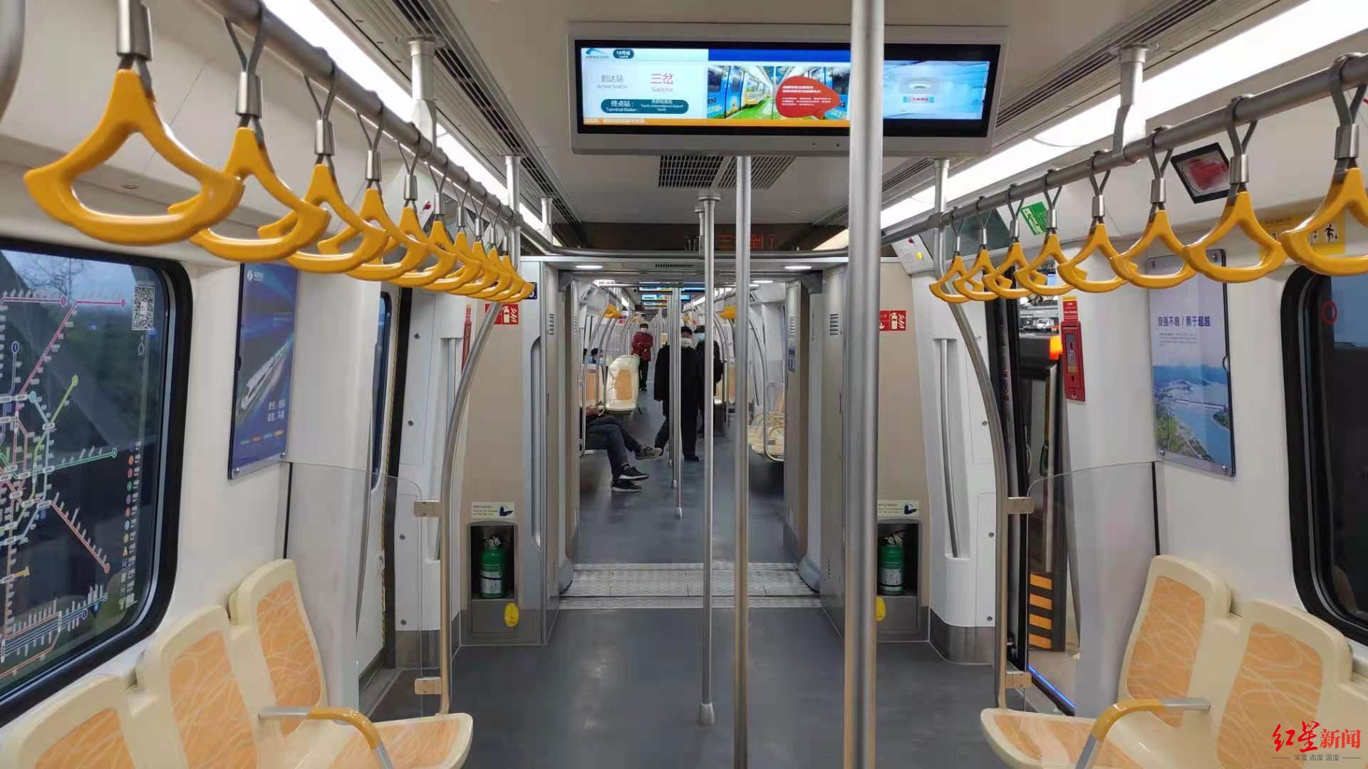 地铁18号线车厢内