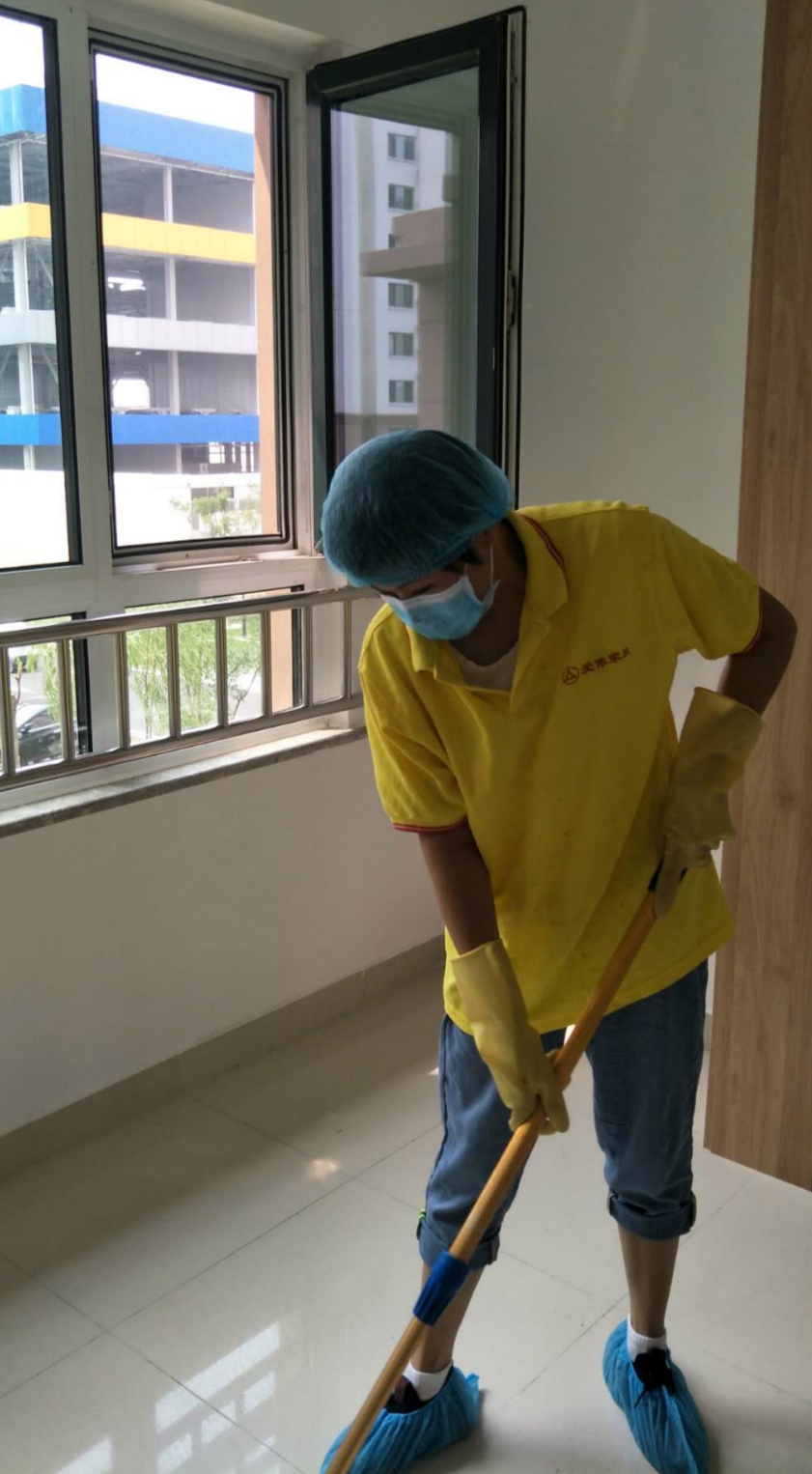 家政员上户打扫卫生