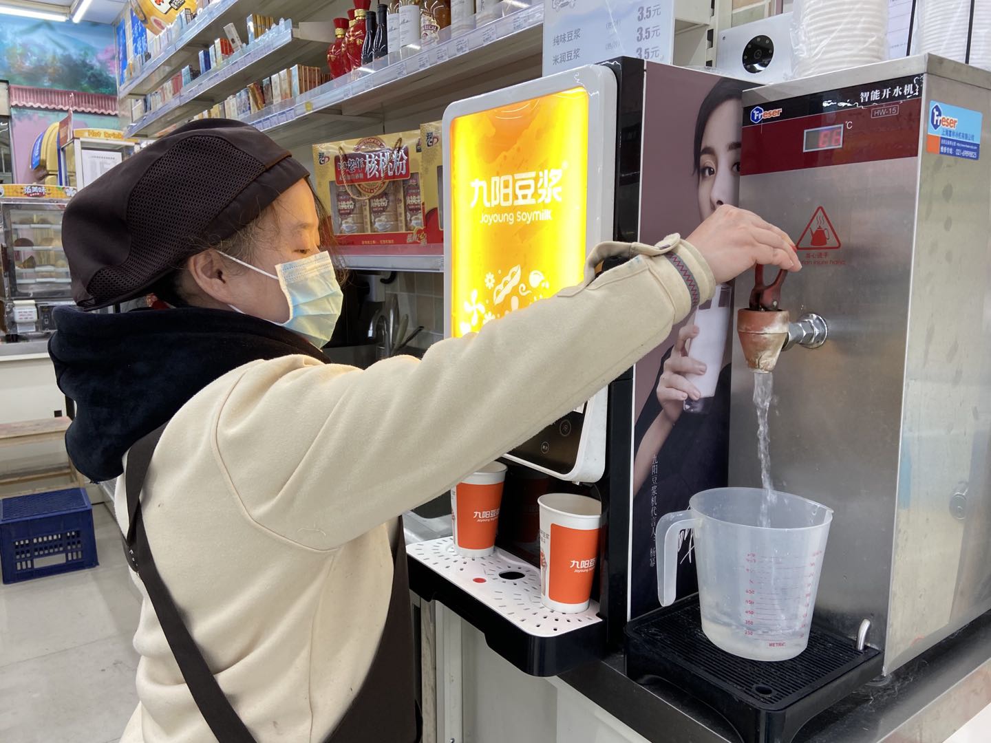 便利店内免费供应热水&nbsp;澎湃新闻见习记者 陈悦 图