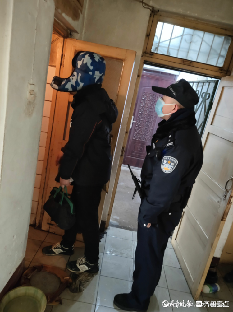 济南一居民家中暖气管道爆裂,院内积水结冰!民警上门解决难题