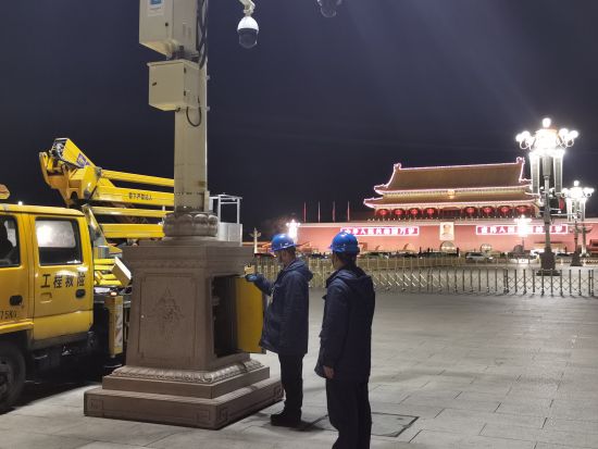 为应对极端大风天气，照明中心华灯班对华灯灯台进行测温，确保华灯设备安全可靠。