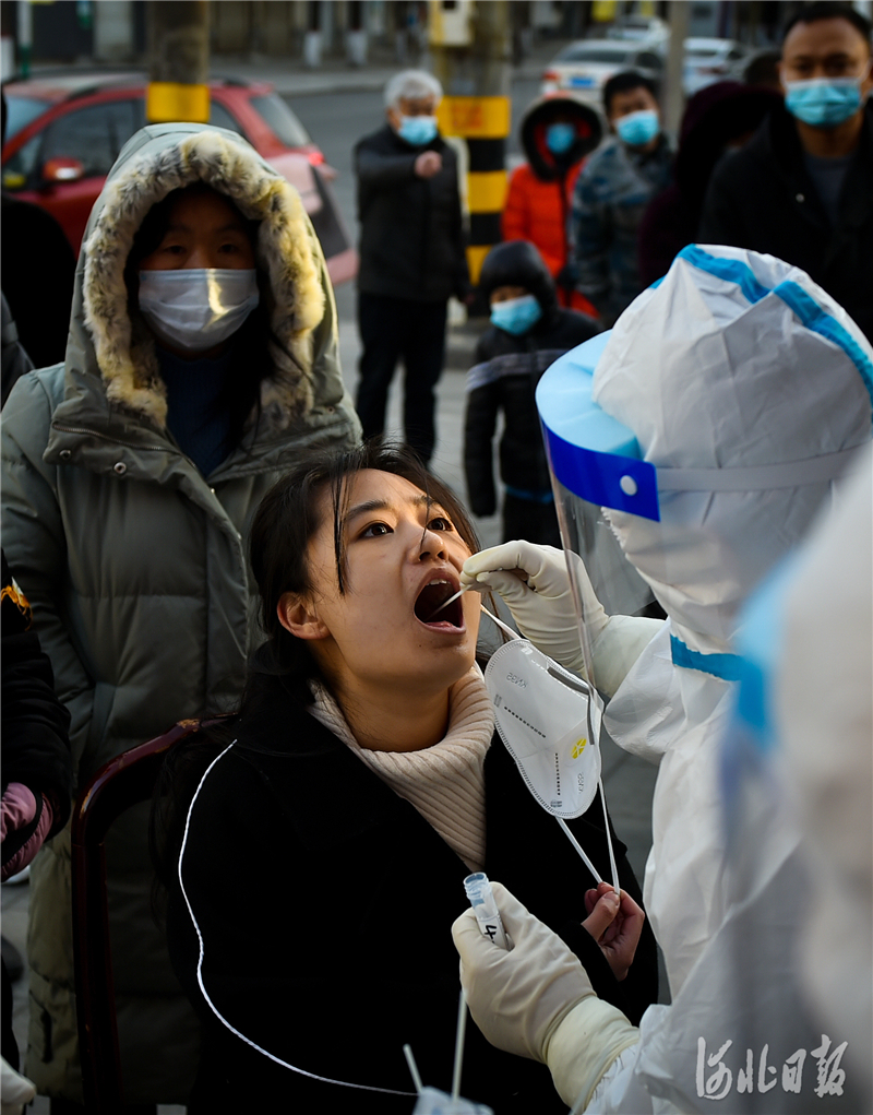 2021年1月6日,医务人员在河北省石家庄市藁城区文源社区为居民进行