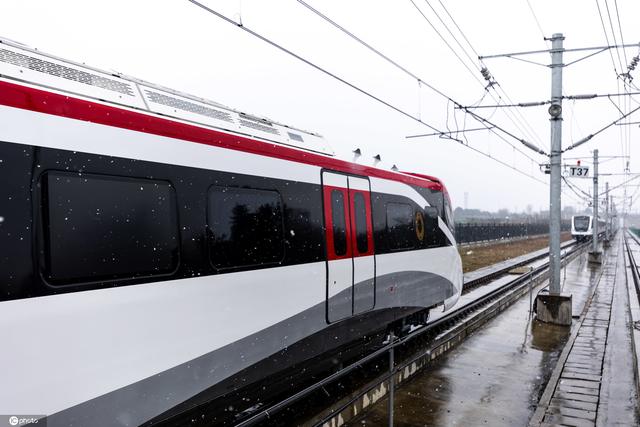 四川成都:全国首列基于5g车车通信全自动驾驶的新一代市域a型列车下线