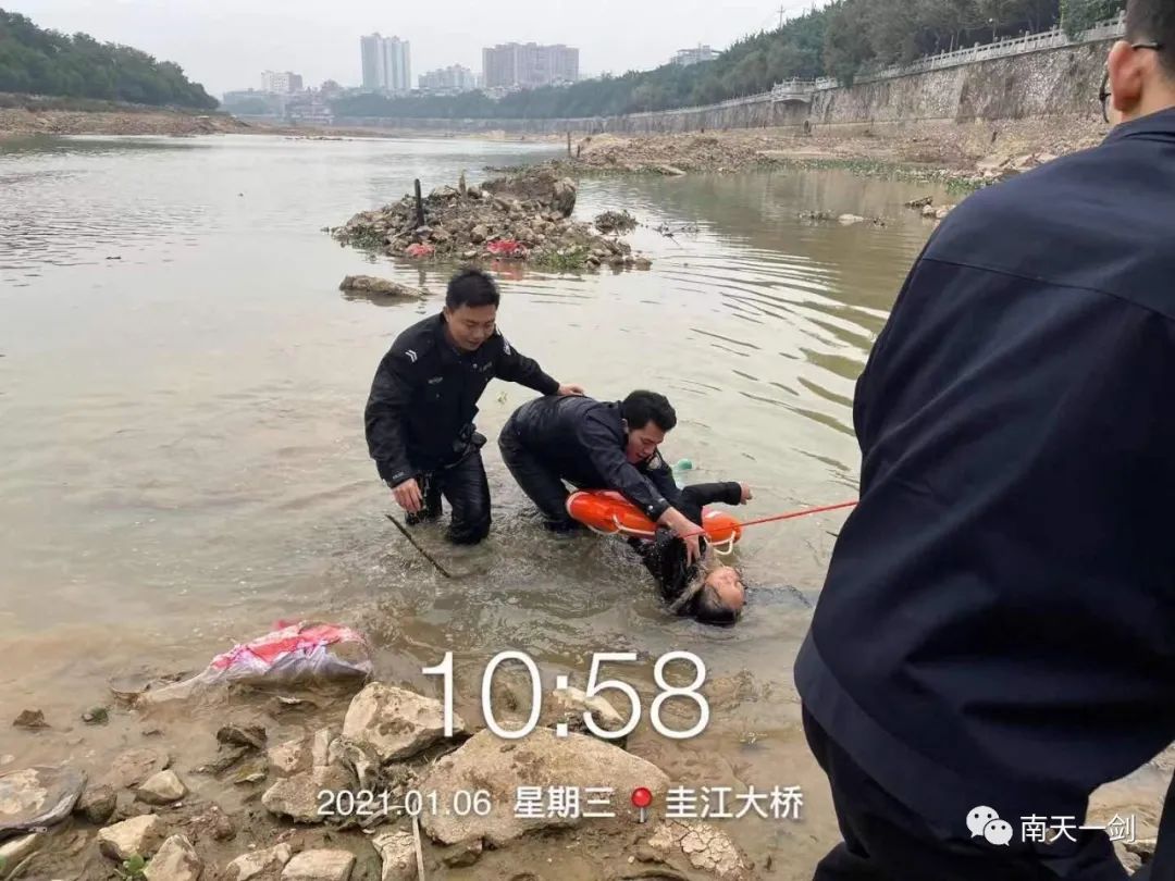 生死瞬间民警扑通一声跳入刺骨江水中