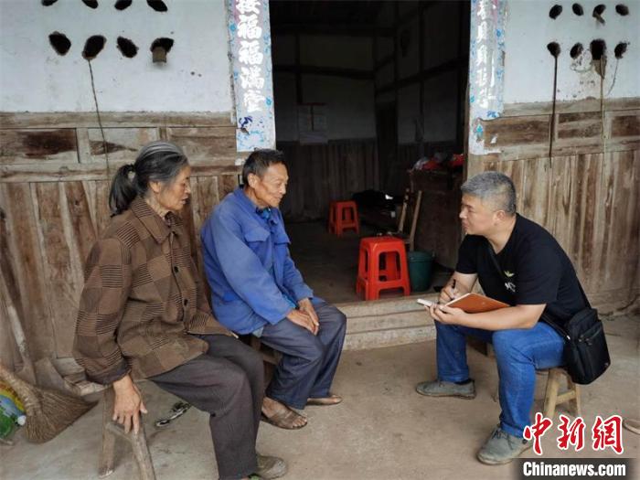 四川岳池"70末"村支书游坚强 驻村七年青丝变白发