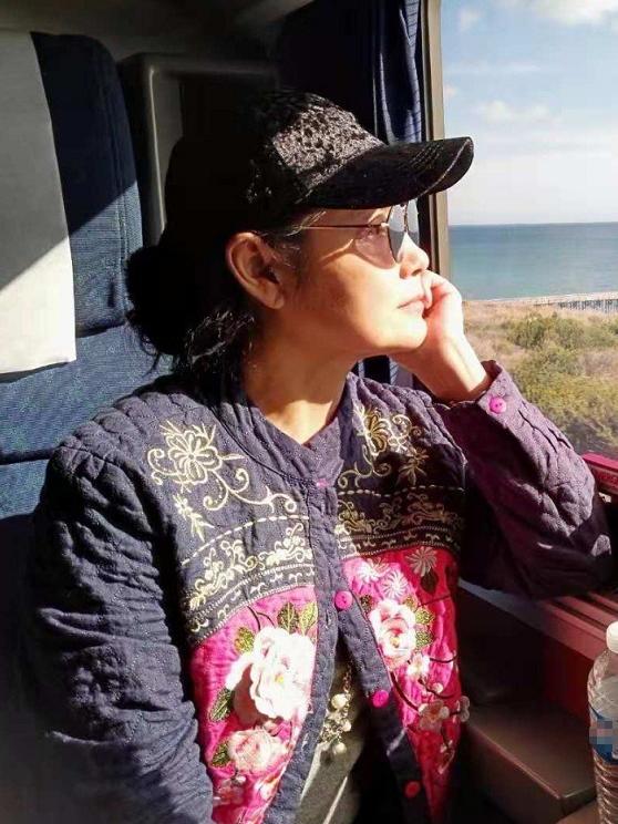 姜黎黎66岁还这么漂亮越老气质越温婉还是很自然的样子