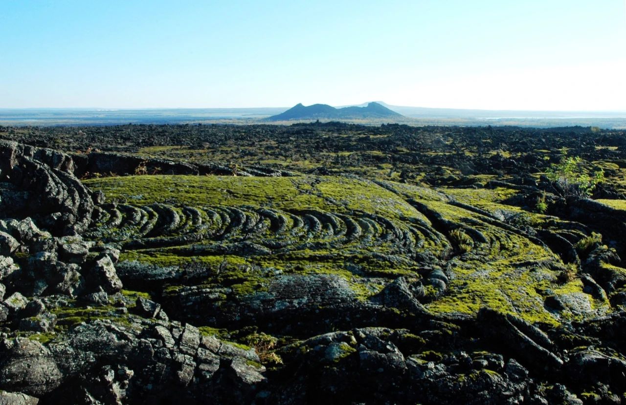 五大连池火山石海照片千姿百态的地貌奇观和喷气锥碟熔岩石河终年冰封