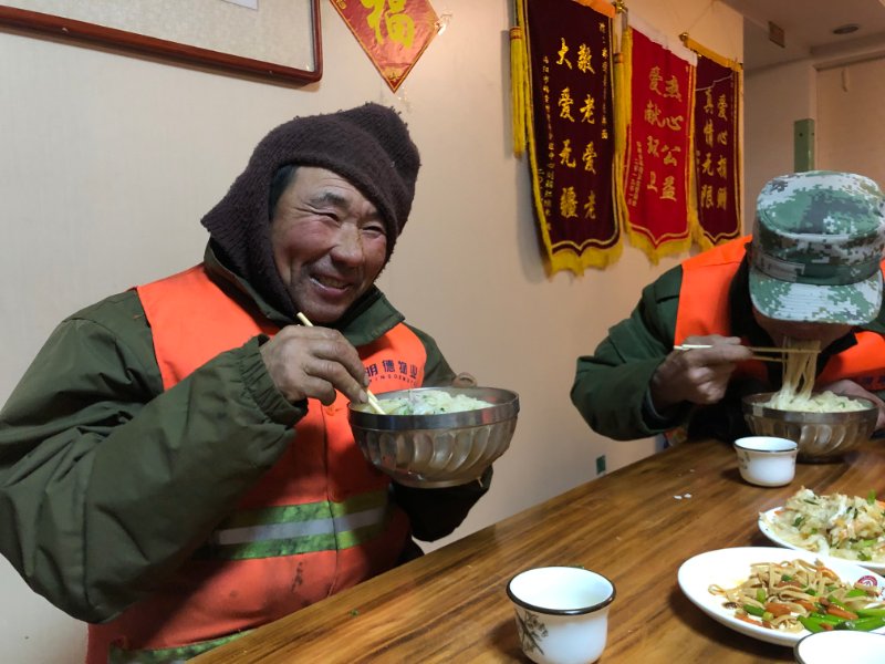 一碗"摔面"暖一座城!烟台姜常论寒冬里为环卫工送上"爱心餐"