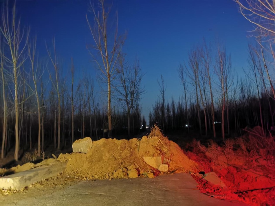 有的村庄入口直接被土堆堵死。