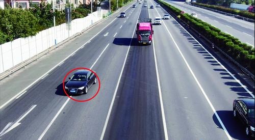 高速交警杏林执法站接受处罚,民警向他展示了无人机所拍摄的违法变道