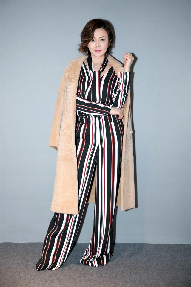 58岁关之琳私下跟帅哥聚餐穿短袖显大方但胳膊上皮肤皱出褶