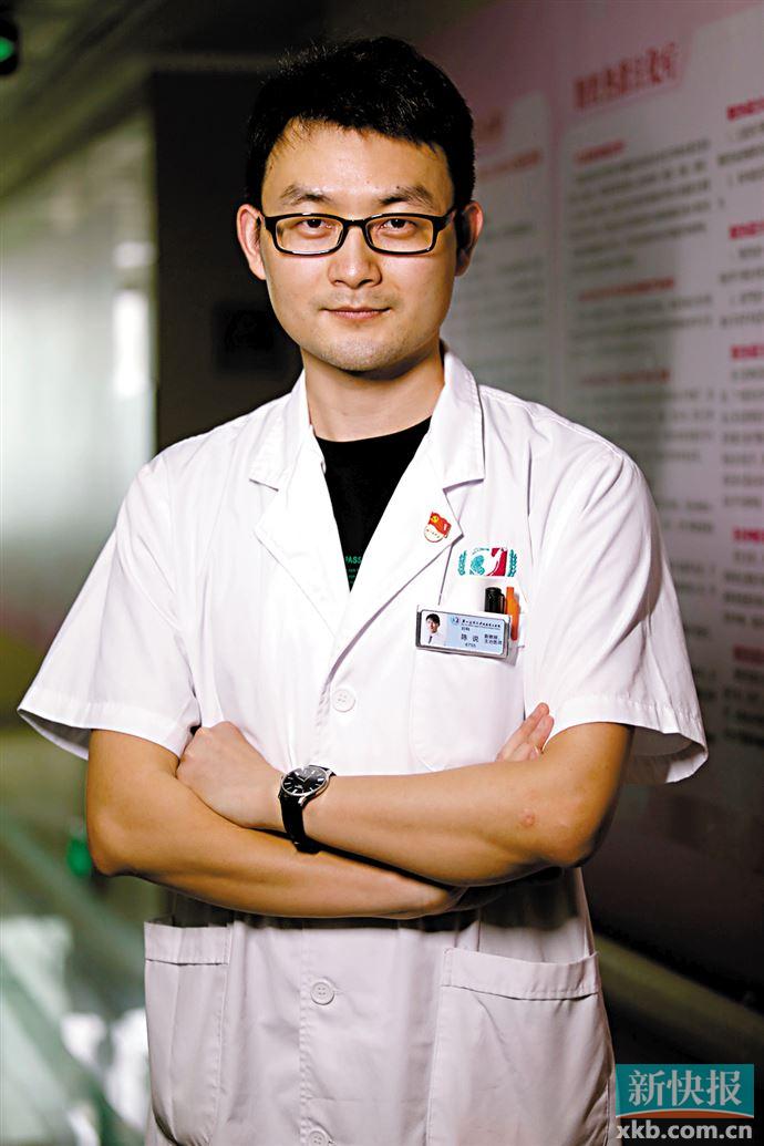 广州医科大学附属第三医院妇科副教授,博士生导师陈说与患者进行