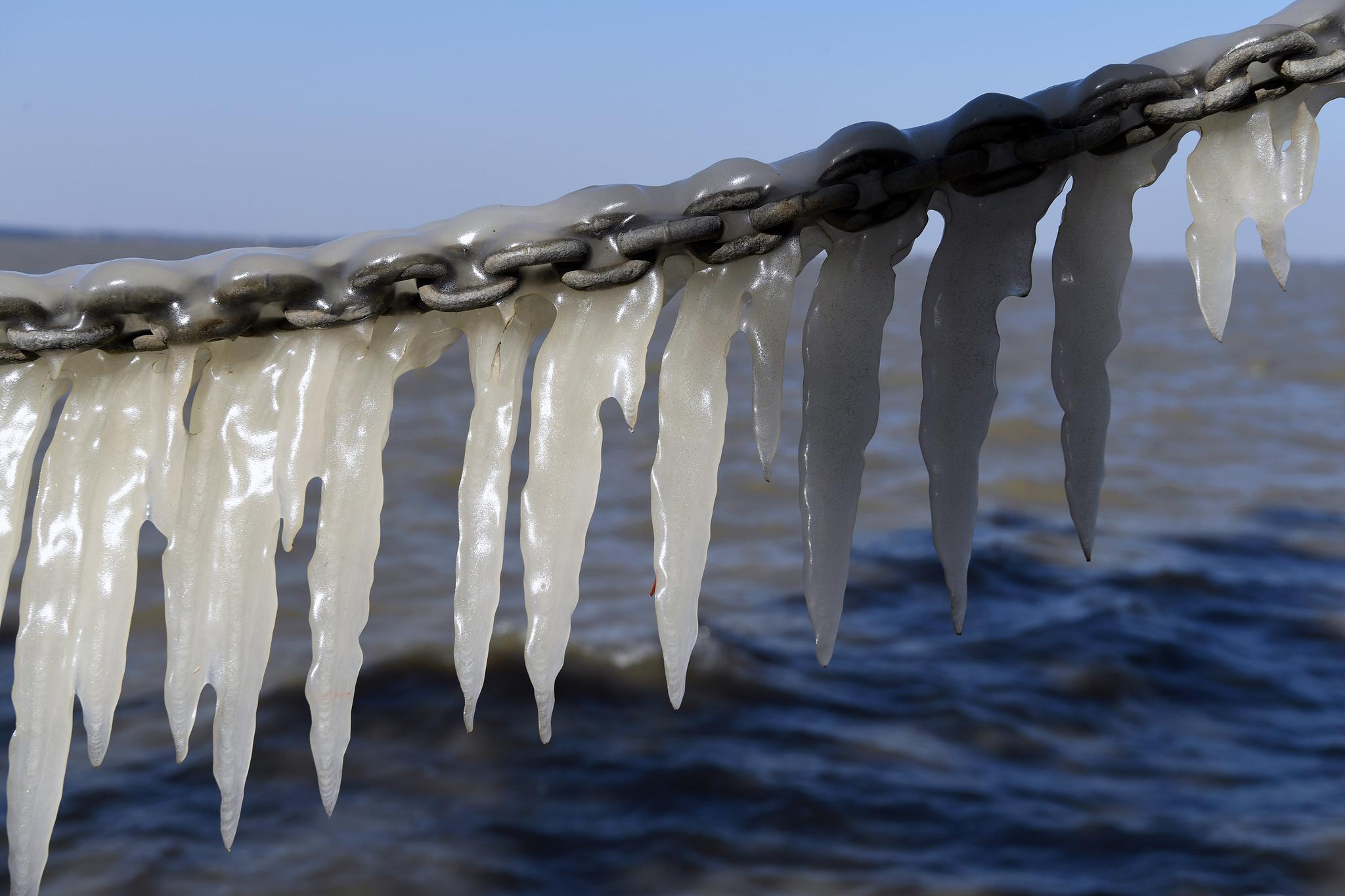 东北冰景上海见,天然冰雕在淀山湖呈现