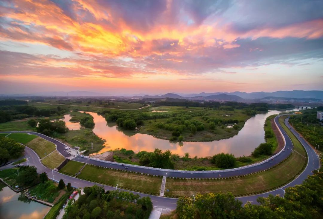 瓶窑镇总面积128.8平方公里,山川环错,自然风光宜人,文化底蕴深厚.