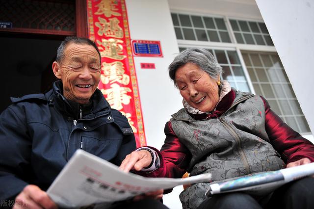 农村养老存在三大难题!有人问存款10万元够不够?应如何解决?