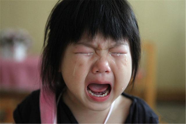 当孩子害怕时父母的语言暴力是自卑的催化剂