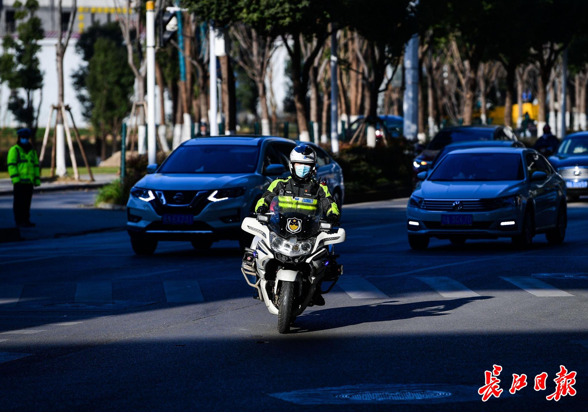 王蒙骑着摩托车在路上巡逻. 记者史伟 摄