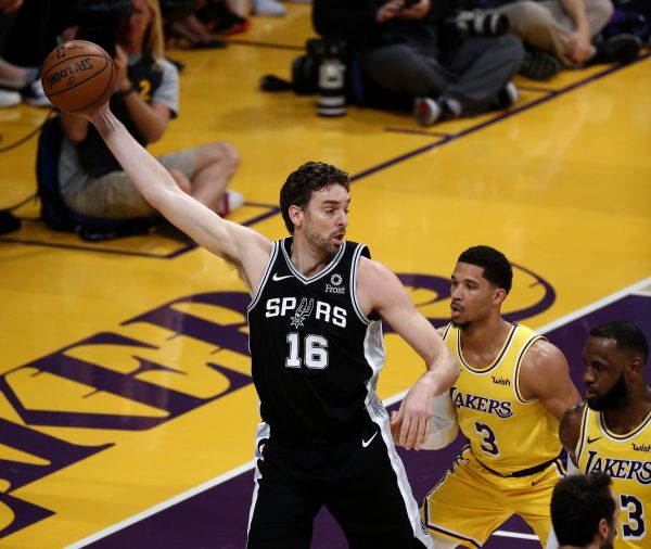 资料图:在2018/2019赛季nba常规赛中,马刺队球员保罗·加索尔(左) 在