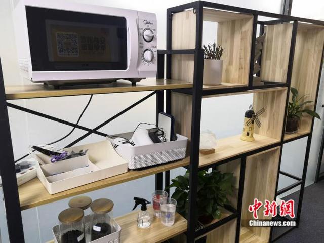 北京某共享自习室中的休息用餐区。 中新网 彭婧如 摄