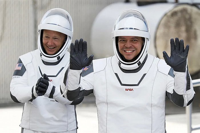 NASA的两位宇航员道格拉斯 赫尔利（左）和罗伯特 本肯正在前往SpaceX猎鹰9号火箭和载人龙飞船的途中。图片来源：Joe Raedle—Getty Images
