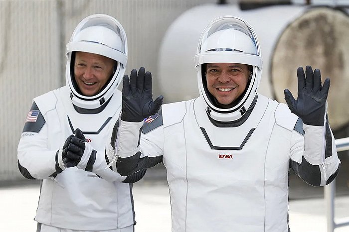NASA的两位宇航员道格拉斯 赫尔利(左)和罗伯特 本肯正在前往SpaceX猎鹰9号火箭和载人龙飞船的途中。图片来源:Joe Raedle—Getty Images