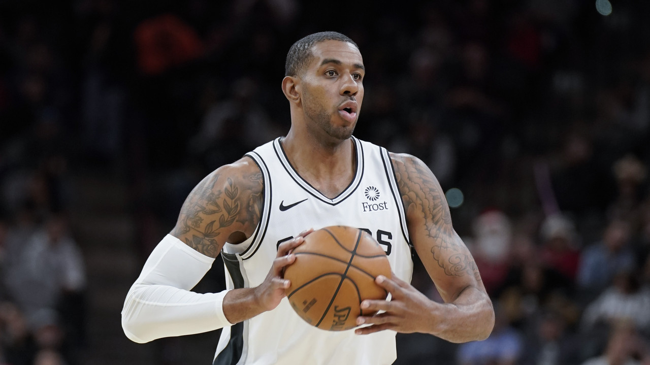 阿尔德里奇/马刺   今日数据:出战31分钟,18投11中(三分7中3),28分5