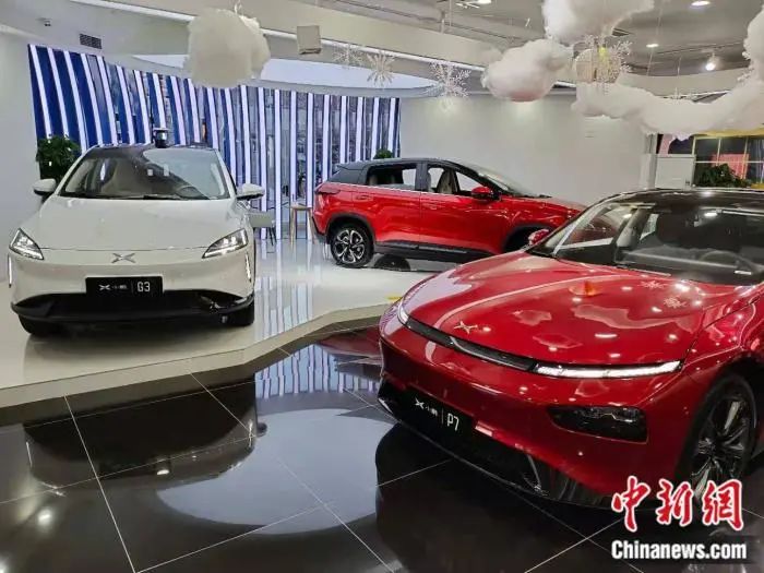 小鹏体验店陈列的汽车。中新网记者 张旭 摄